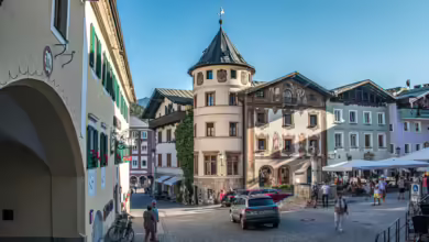 Sommerabend in Berchtesgaden: Die Radtour führt über den Marktplatz, sehenswert ist aber auch das Schloss Berchtesgaden.