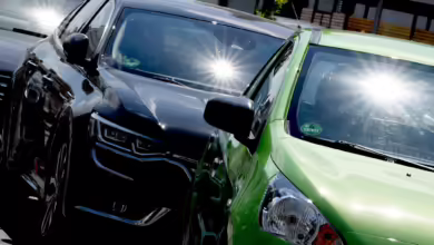 Auch im Auto kann lange Sonneneinstrahlung zu Sonnenbrand, Hautalterung und Krebs führen.