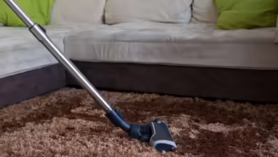 Staubsaugertest der Stiftung Warentest: Staubsauger mit Beutel schneiden insgesamt besser ab, insbesondere auf Teppichböden, während Modelle ohne Beutel eher Schwächen zeigen.