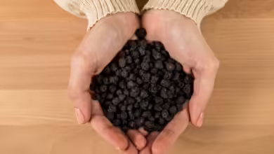 Aroniabeeren sind beliebt. Die in geringer Menge enthaltene Blausäure ist in der Regel unbedenklich.