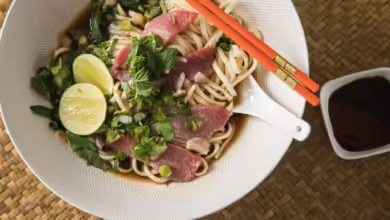 Nudeln sind beliebte Zutaten in der asiatischen Küche: In der Pho Bo, einer vietnamesischen Suppe, kommen Reisnudeln zum Einsatz.