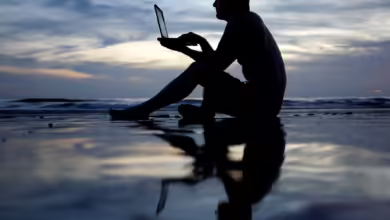 Heimlich in den Urlaub zu fahren und von dort aus zu arbeiten, kann ernsthafte Konsequenzen haben.