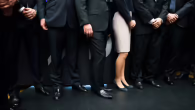 Dresscodes im Job: Arbeitgeber können unter bestimmten Bedingungen Vorgaben zur Kleidung ihrer Mitarbeitenden machen.