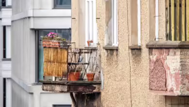 Einige Alarmsignale sollten Mieter und Eigentümer ernst nehmen: Risse im Beton, schiefe Holzteile oder Algenbildung können auf Schäden am Balkon hinweisen.