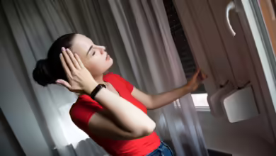 Wer im Sommer keine Lust mehr auf eine überhitzte Wohnung hat und sich ein mobiles Klimagerät anschaffen möchte, sollte realistisch alle anfallenden Kosten kalkulieren.