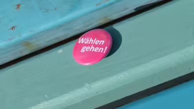 Der Arbeitsplatz muss nicht unbedingt ein neutraler Ort sein: Unternehmen dürfen sich politisch positionieren, etwa für Demokratie werben oder zur Wahl aufrufen, solange sie keinen Druck auf die Belegschaft ausüben.