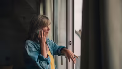 Ein Schockanruf am Telefon erzeugt Stress und Druck. Umso wichtiger ist es, tief durchzuatmen und die Situation in Ruhe zu analysieren.