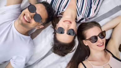 Empfohlen wird das Tragen einer Sonnenbrille mit CE-Zeichen, die garantiert, dass die Brille nach EU-Standards ausreichenden UV-Schutz bietet.