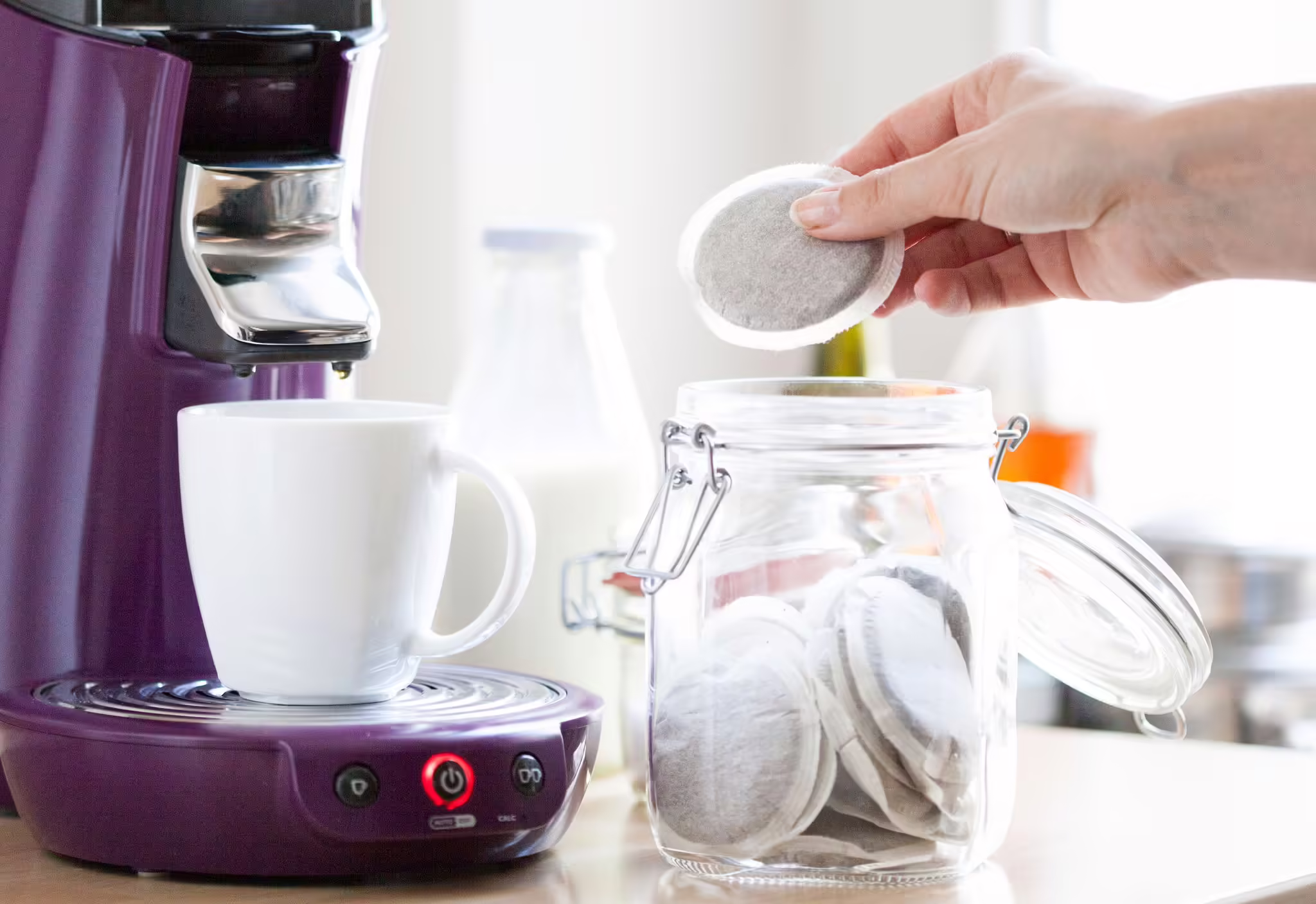 Zwar überzeugte fast die Hälfte der getesteten Crema-Pads geschmacklich, doch Schadstoffe sowie Defizite im Kaffeeanbau führten bei vielen Produkten zu erheblichen Abwertungen.