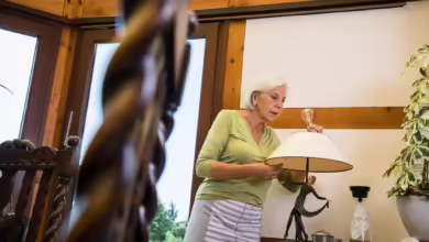 Gute Beleuchtung hilft: Helle, blendfreie Lichtquellen können Stolperstellen im Alter sicherer machen.