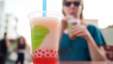 Trotz der Teebasis machen die zuckerhaltigen Zutaten Bubble Tea zu einer echten Kalorienbombe.