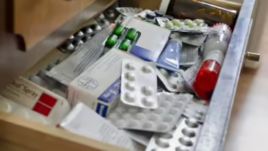 Sieht Ihre Hausapotheke auch so aus? Dann ist es Zeit, sich von Medikamenten zu trennen, die abgelaufen sind oder nicht mehr gebraucht werden.