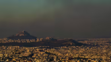 Eine Gesamtansicht von Athen mit dem Akropolis-Hügel (M), während ein Feuer im nördlichen Teil der Stadt brennt. Nur wenige Kilometer nordöstlich der griechischen Hauptstadt bekämpft die Feuerwehr auf einer Fläche von rund 200 Quadratkilometern unzählige Brandherde.