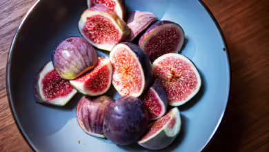 Im Inneren gelb bis rötlich, die Schale außen meist grün bis dunkelviolett: Reife Feigen haben ein süßes, fruchtiges Aroma. Sie sind genau richtig, wenn sie auf Druck leicht nachgeben.