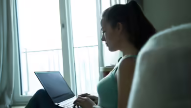 Frau Arbeitet Am Laptop