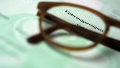 Eine Brille Liegt Auf Einem Führungszeugnis