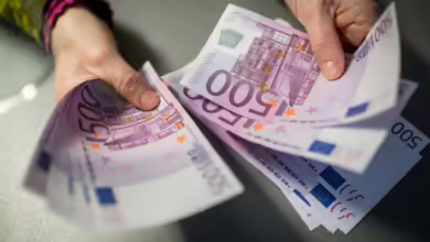 Die Mitarbeiterin Einer Bank Zählt Am Schalter Scheine