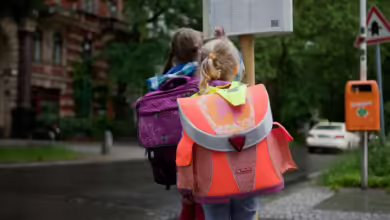 Kinder An Der Bushaltestelle