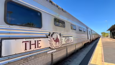 Bei einem Zwischenstopp am Bahnhof von Katherine: Der «Ghan» reicht scheinbar bis zum Horizont.