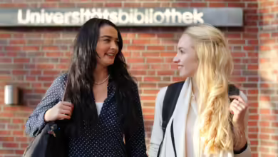 Zwei Frauen Laufen Eber Den Campus Der Universitaet