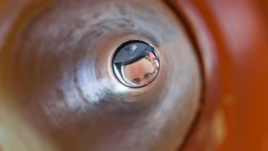 Ein Mann überprüft Eine Rückstauklappe