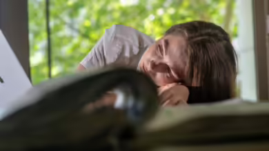 Müde und antriebslos? Auch Unterforderung im Beruf kann zu einem echten Problem werden.