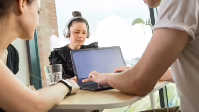 Frau Mit Kopfhörern Im Büro