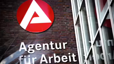Sperrzeiten vermeiden: Hat man Kenntnis über das Ende eines Arbeitsverhältnisses sollte man umgehend der Arbeitsagentur melden, ansonsten droht eine Sperrzeit, in der die Ansprüche ruhen.