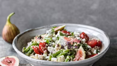 Sieht aus wie ein Spätsommer-Gedicht: Quinoa-Salat mit Feigen, Feta und grünen Bohnen.