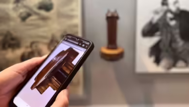 Historisches Telefon hoch zwei: Einmal direkt in der Ausstellung und einmal als 3D-Exponat auf dem Smartphone.