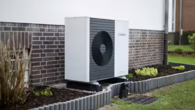 Wärmepumpen halten auch mal einen Schauer aus, sollten aber nicht unter Wasser geraten. Das sollte man schon bei der Standortwahl berücksichtigen.