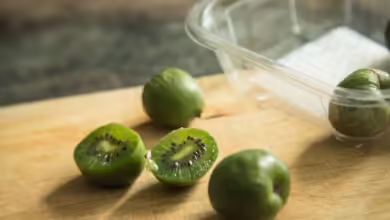 Kiwibeeren Auf Einem Schneidebrett
