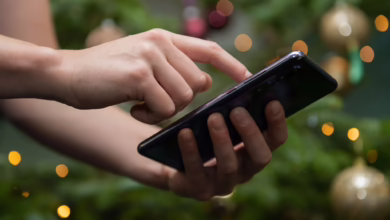 Eine Frau Tippt Auf Ihrem Smartphone