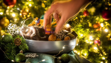 Weihnachtsgebäck Steht Vor Einem Weihnachtsbaum