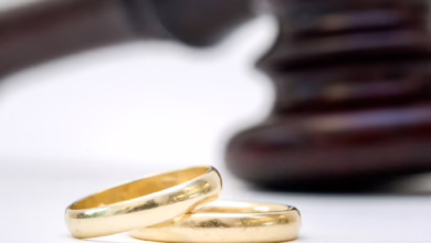 Zwei Eheringe Liegen Neben Einem Richterhammer Auf Einem Tisch