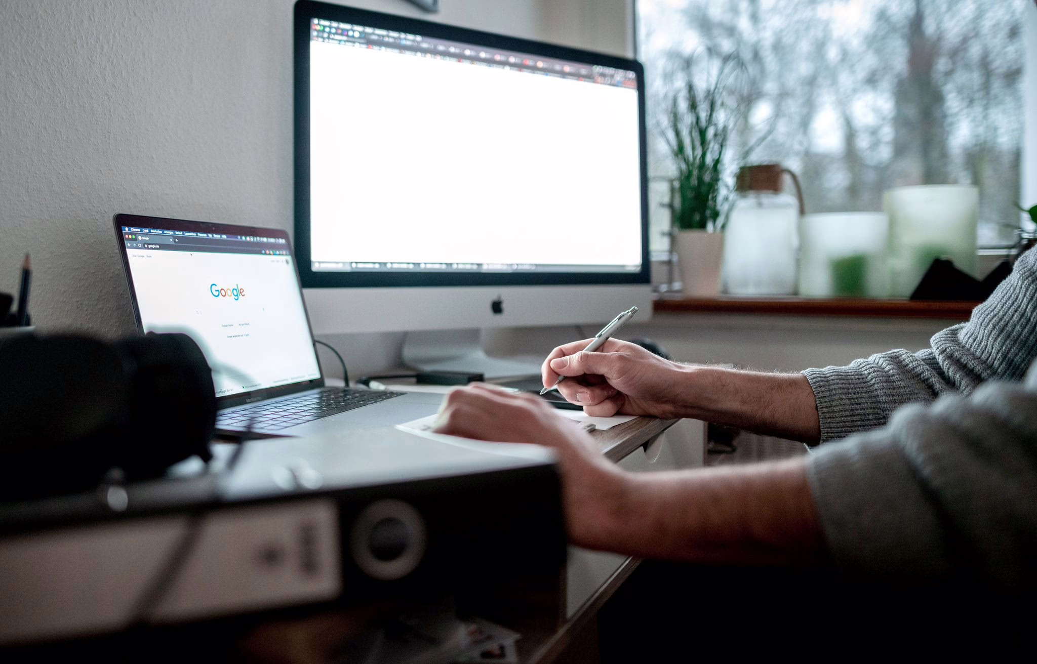 Eine Person Sitzt An Einem Schreibtisch Vor Einem Computer