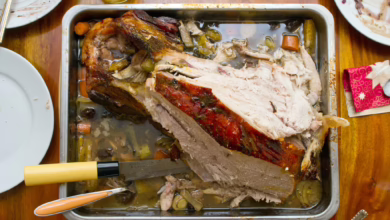 Die Reste Einer Gebratenen Pute Liegen In Einer Form.