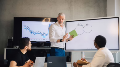 Eine Gruppe Kolleginnen Und Kollegen Arbeitet An Einem Projekt