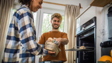 Zwei Junge Männer In Der Küche