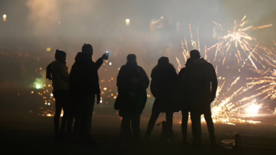 Gruppe Von Menschen Entzündet Feuerwerksraketen