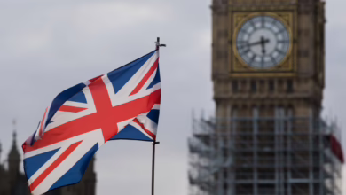 Ein Union Jack Weht Vor Dem Big Ben