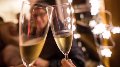 Menschen Stoßen An Silvester An