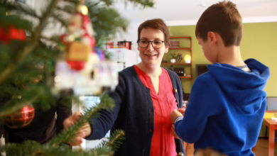 Mutter Und Sohn Schmücken Einen Weihnachtsbaum