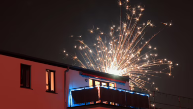 Feuerwerk über Einem Wohnhaus In Der Silvesternacht