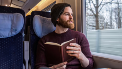 Ein Mann Liest Ein Buch In Einem Zug