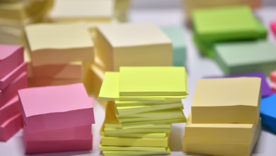 Klebezettel Liegen Auf Einem Tisch