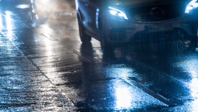 Autos Fahren Bei Gefrierenden Regen über Eine Straße