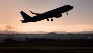 Flugzeug Startet Am Flughafen Stuttgart