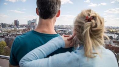 Ein Paar Geniesst Die Aussicht Von Einem Balkon