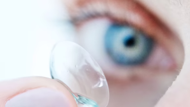 Frau Hält Eine Kontaktlinse Auf Dem Finger